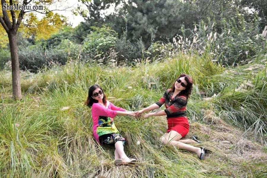 温暖阿姨和姐妹们在野外秀腿[第10张/共64张]