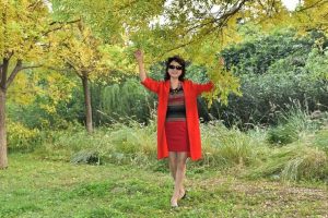 温暖阿姨和姐妹们在野外秀腿