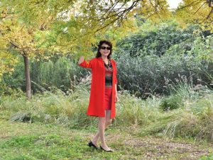 温暖阿姨和姐妹们在野外秀腿