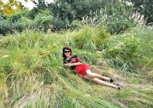 温暖阿姨和姐妹们在野外秀腿