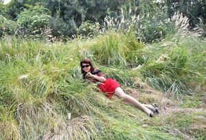 温暖阿姨和姐妹们在野外秀腿