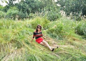 温暖阿姨和姐妹们在野外秀腿