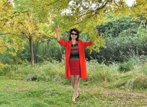 温暖阿姨和姐妹们在野外秀腿