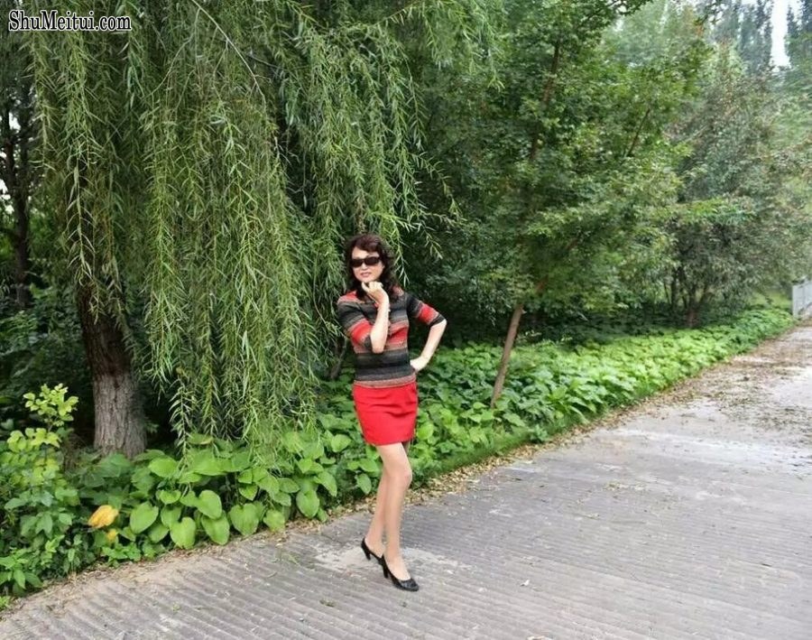 温暖阿姨和姐妹们在野外秀腿[第20张/共64张]