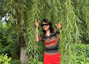 温暖阿姨和姐妹们在野外秀腿