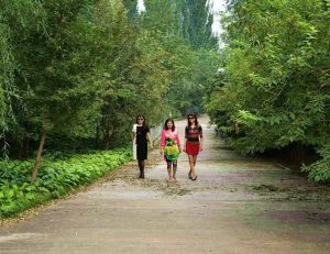 温暖阿姨和姐妹们在野外秀腿