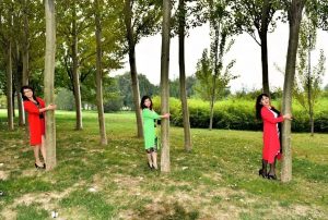 温暖阿姨和姐妹们在野外秀腿