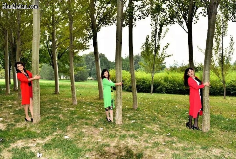 温暖阿姨和姐妹们在野外秀腿[第25张/共64张]