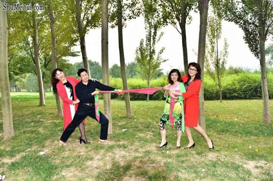 温暖阿姨和姐妹们在野外秀腿[第28张/共64张]