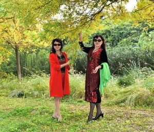 温暖阿姨和姐妹们在野外秀腿