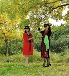 温暖阿姨和姐妹们在野外秀腿