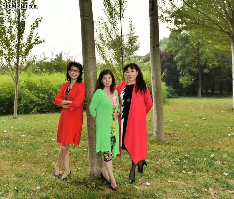 温暖阿姨和姐妹们在野外秀腿[第33张/共64张]