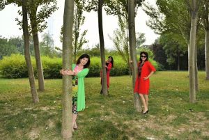 温暖阿姨和姐妹们在野外秀腿