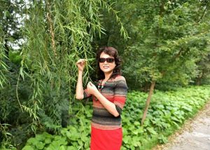 温暖阿姨和姐妹们在野外秀腿