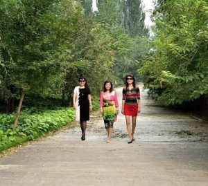 温暖阿姨和姐妹们在野外秀腿