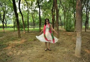 温暖阿姨和姐妹们在野外秀腿