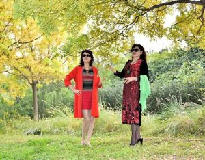 温暖阿姨和姐妹们在野外秀腿