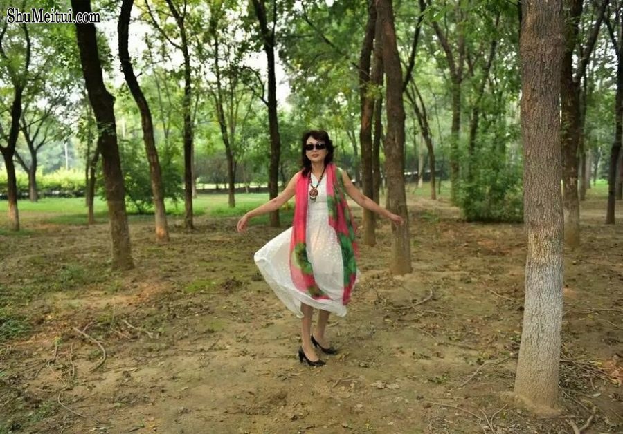 温暖阿姨和姐妹们在野外秀腿[第40张/共64张]