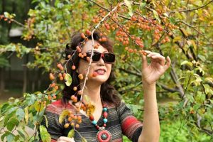 温暖阿姨和姐妹们在野外秀腿