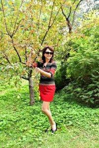 温暖阿姨和姐妹们在野外秀腿