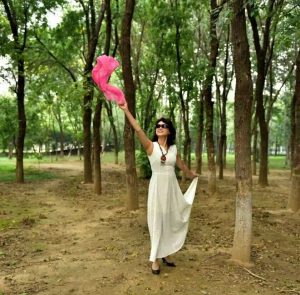 温暖阿姨和姐妹们在野外秀腿