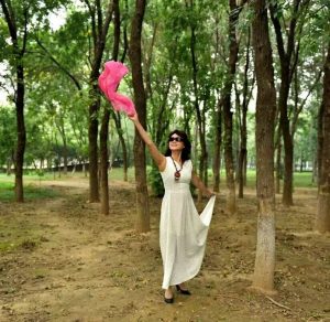 温暖阿姨和姐妹们在野外秀腿