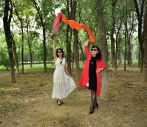 温暖阿姨和姐妹们在野外秀腿