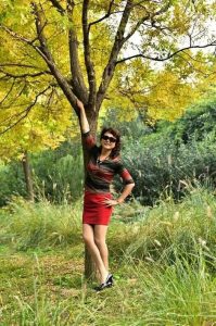 温暖阿姨和姐妹们在野外秀腿