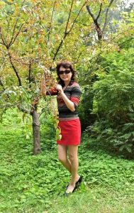 温暖阿姨和姐妹们在野外秀腿