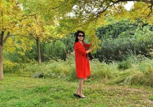 温暖阿姨和姐妹们在野外秀腿