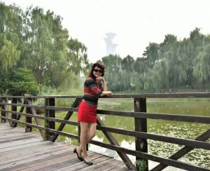 温暖阿姨和姐妹们在野外秀腿