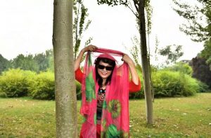 温暖阿姨和姐妹们在野外秀腿