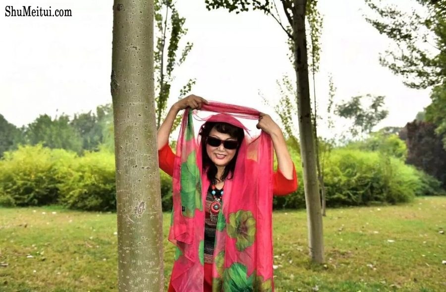 温暖阿姨和姐妹们在野外秀腿[第52张/共64张]