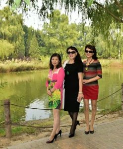 温暖阿姨和姐妹们在野外秀腿