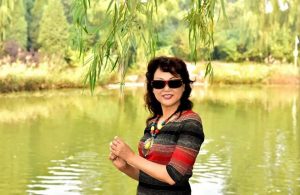 温暖阿姨和姐妹们在野外秀腿