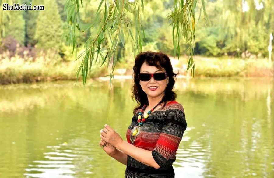 温暖阿姨和姐妹们在野外秀腿[第54张/共64张]