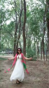 温暖阿姨和姐妹们在野外秀腿