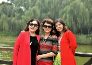 温暖阿姨和姐妹们在野外秀腿