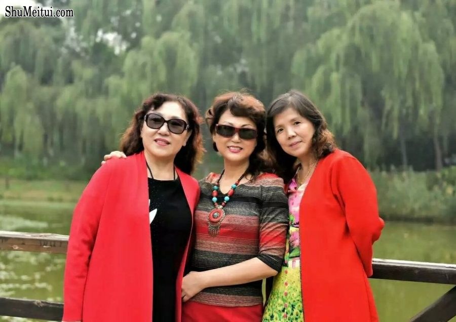 温暖阿姨和姐妹们在野外秀腿[第56张/共64张]