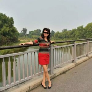 温暖阿姨和姐妹们在野外秀腿