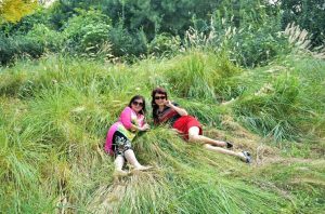 温暖阿姨和姐妹们在野外秀腿