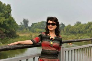 温暖阿姨和姐妹们在野外秀腿