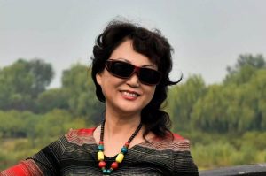 温暖阿姨和姐妹们在野外秀腿