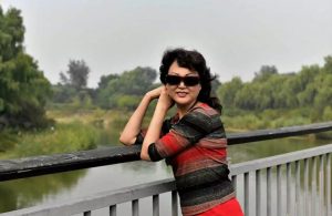 温暖阿姨和姐妹们在野外秀腿