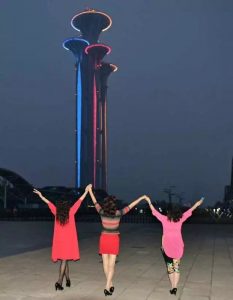 温暖阿姨和姐妹们在野外秀腿