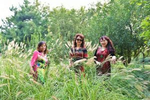 温暖阿姨和姐妹们在野外秀腿