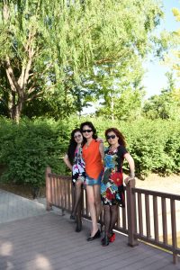 身材好的熟妇和姐妹们在公园拍照片