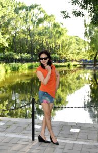 身材好的熟妇和姐妹们在公园拍照片