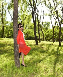 温暖的雪牛仔短裤美腿高跟