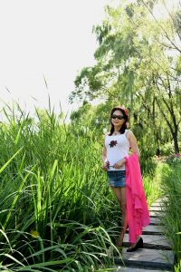 温暖的雪牛仔短裤美腿高跟